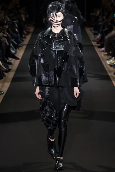 Look 16